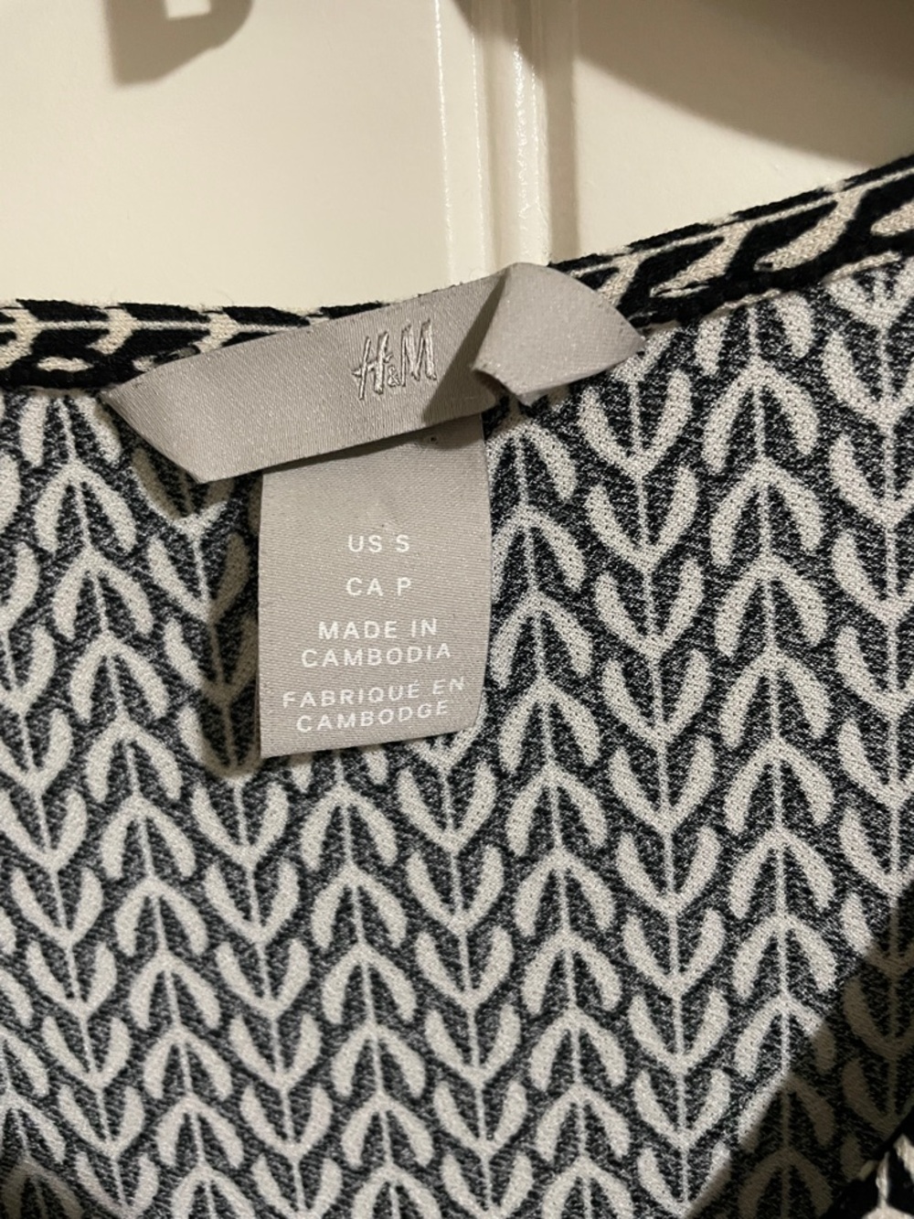 H&M Black and White Wrap-Style Maxi Dress with Tie Waist - Picture 2 of 4
